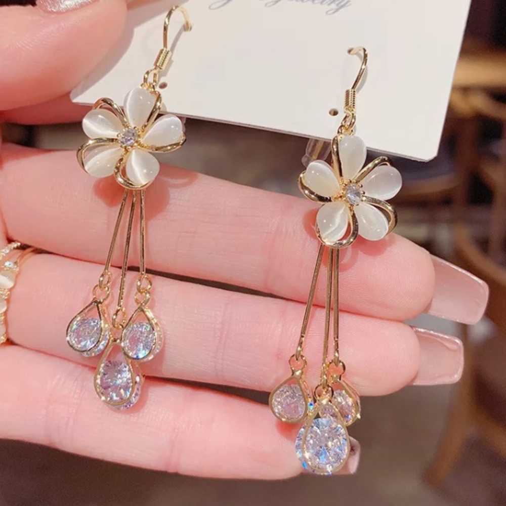 Beautiful Gold Plated Flower Earrings - Picture 3 of 4